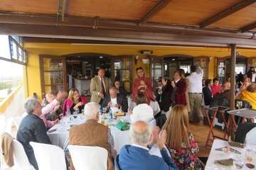 El exconcejal Antonio Benítez recibe el reconocimiento de amigos y familiares en su 80 aniversario/TA.